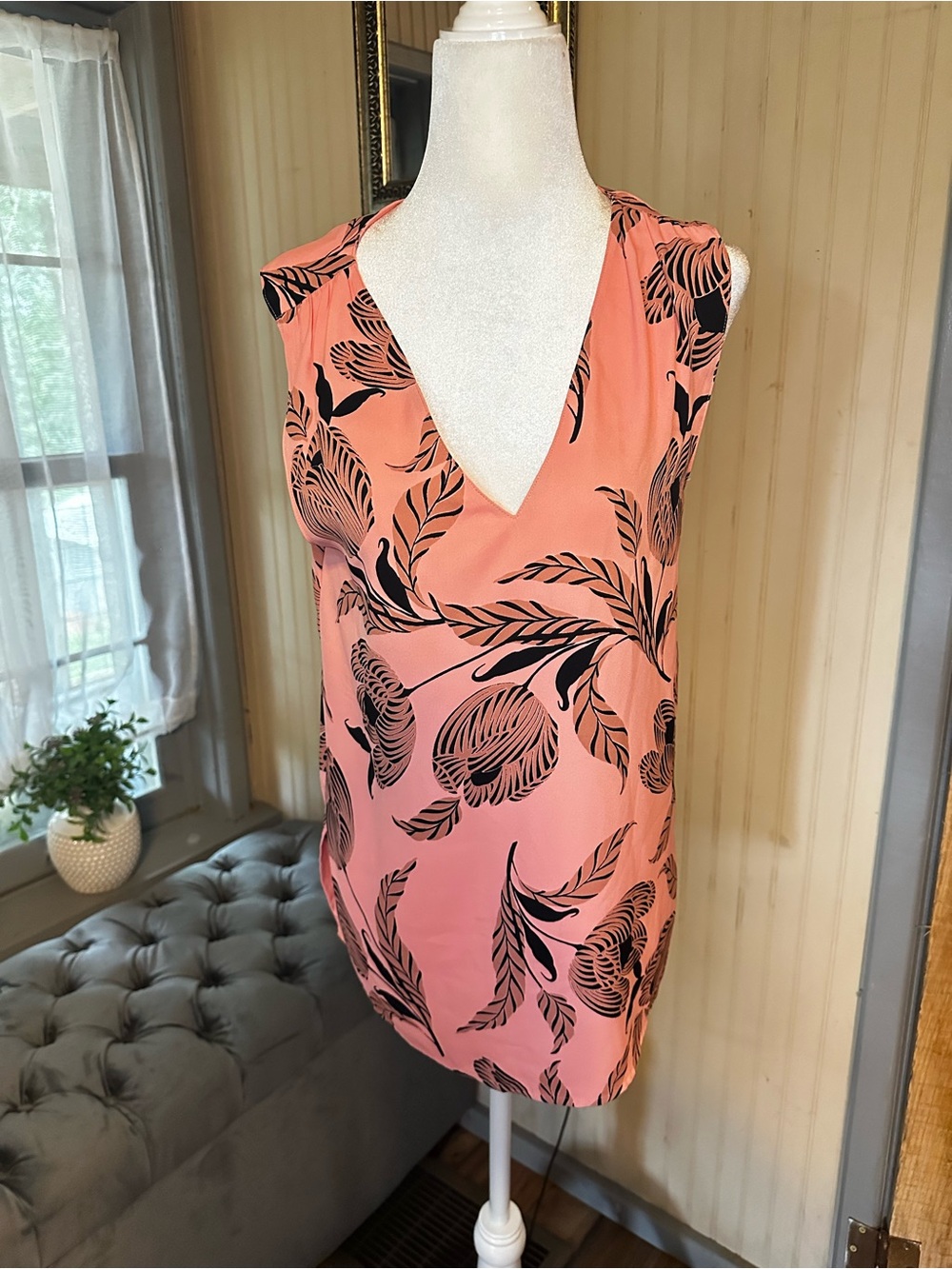 Ann Taylor Sleeveless Pink Floral Blouse Small V Neck Shell Career Top